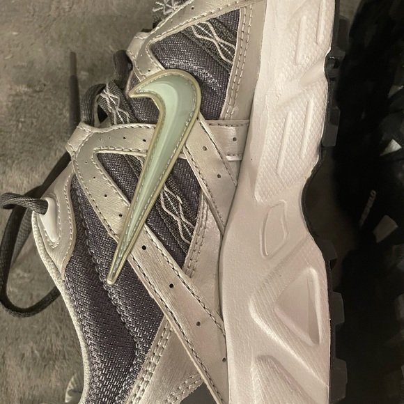 Women’s Nike Alvoro Running Sneakers - Picture 5 of 6